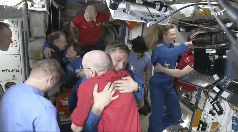 Posádka Crew-10 byla na ISS nadšeně přivítána (Zdroj: NASA TV)